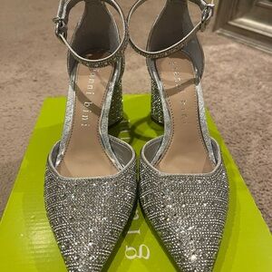 Gianni Bini size 6 silver formal shoes